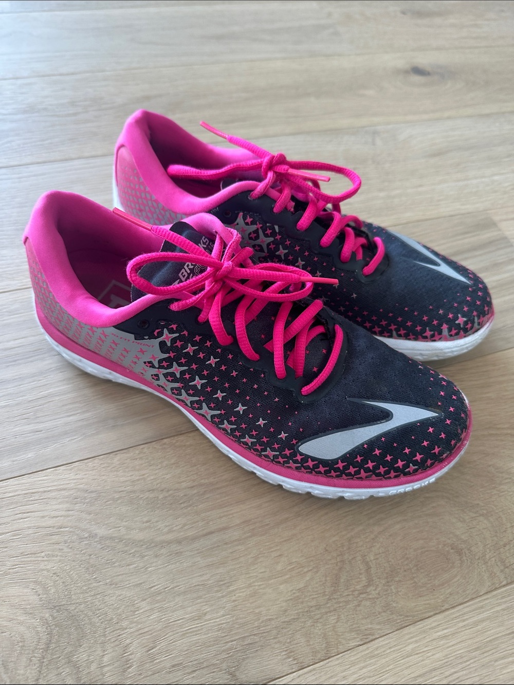 Brooks Pureflow 5 women's Gray & Hot Pink Athletic Sneakers size 9.5